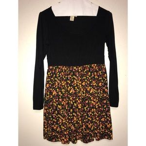 Long sleeve tunic/top w/ floral pattern